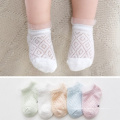 Hochwertige Großhandel Sommer Ultradünne Baby Weiße Spitze Mesh Atmungsaktive Socken Für Neugeborene